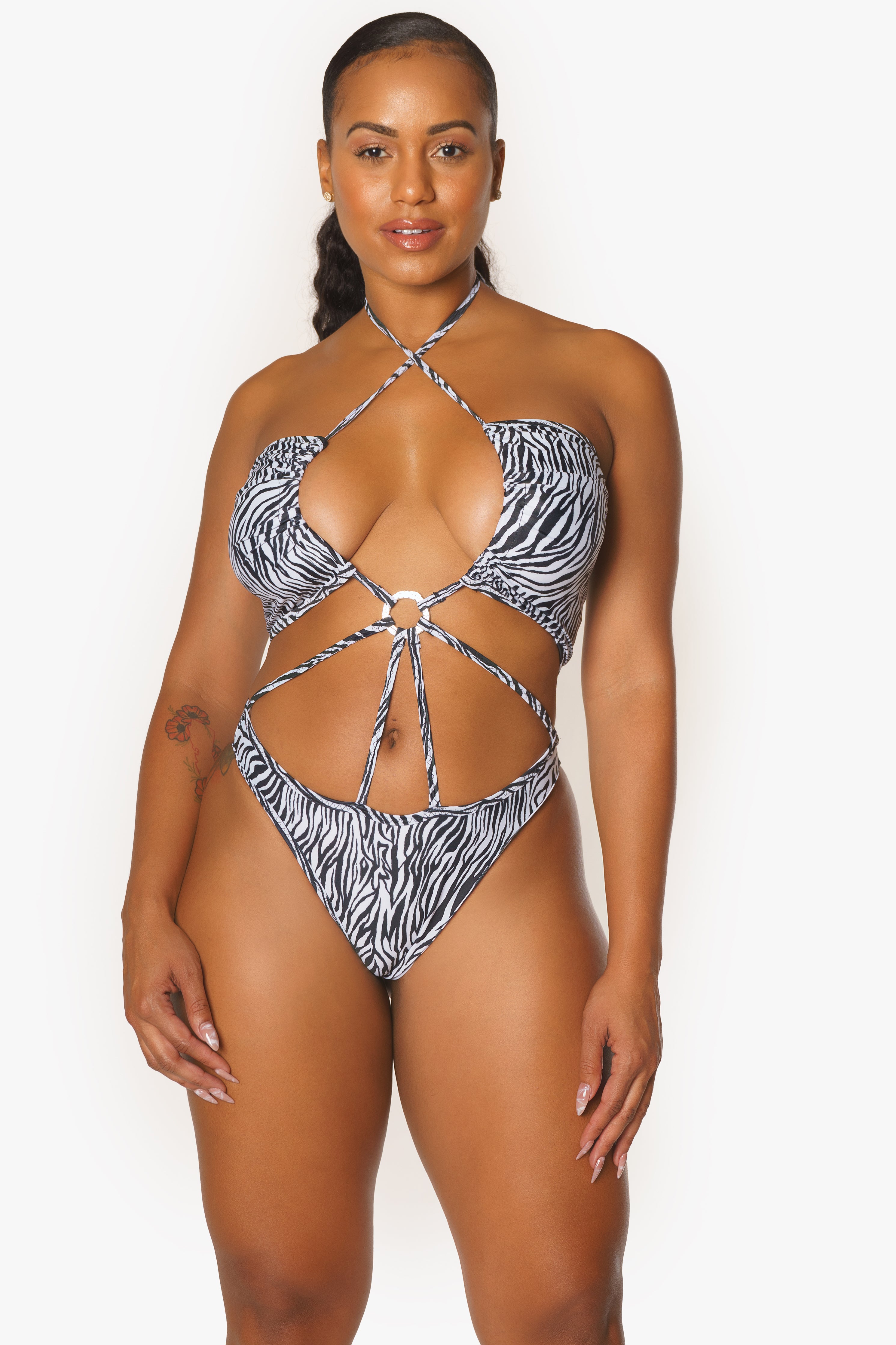 Traje de baño de una pieza con tiras de cebra y detalle de anillo de metal en el centro