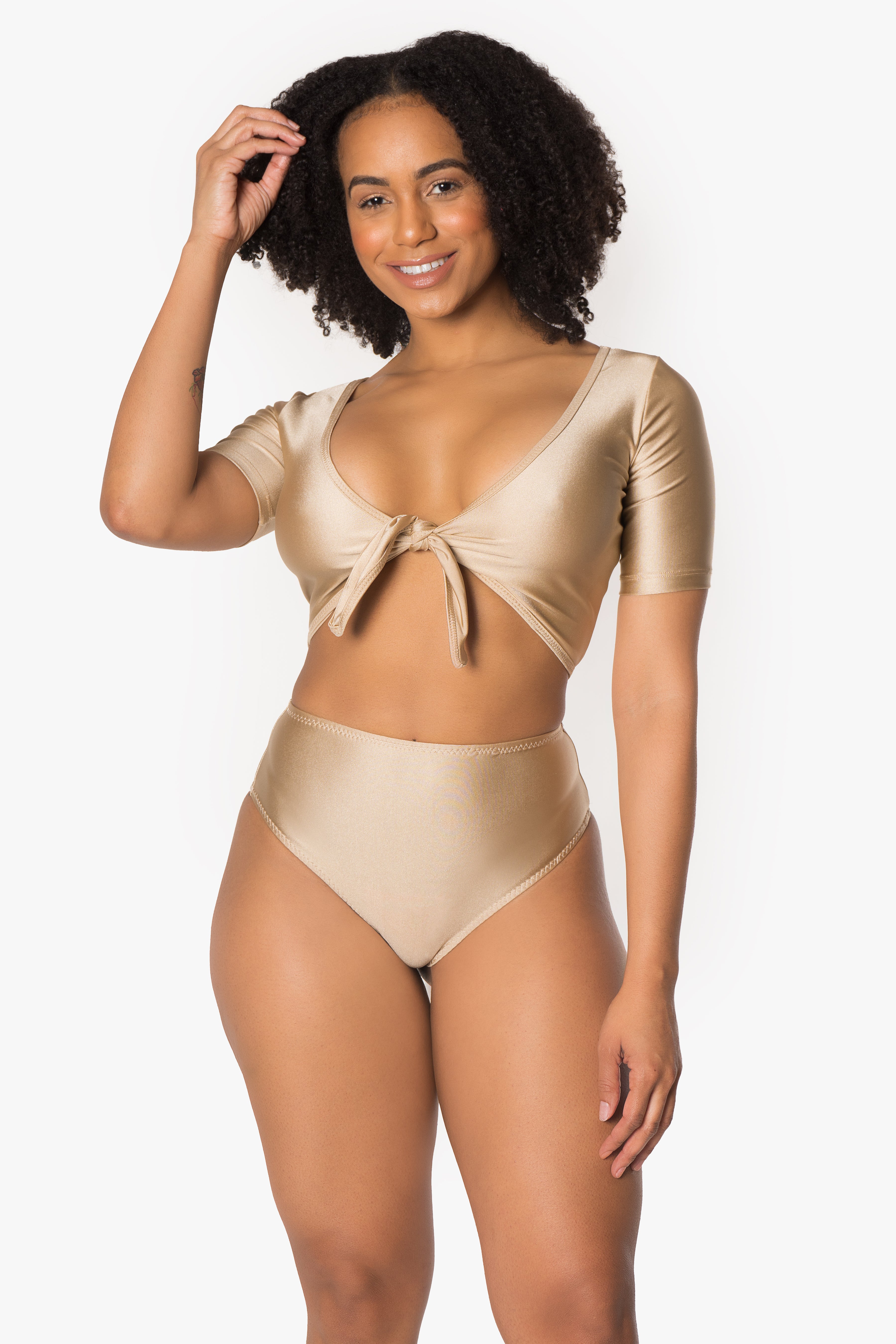 Blusa de manga corta con lazo color arena nude