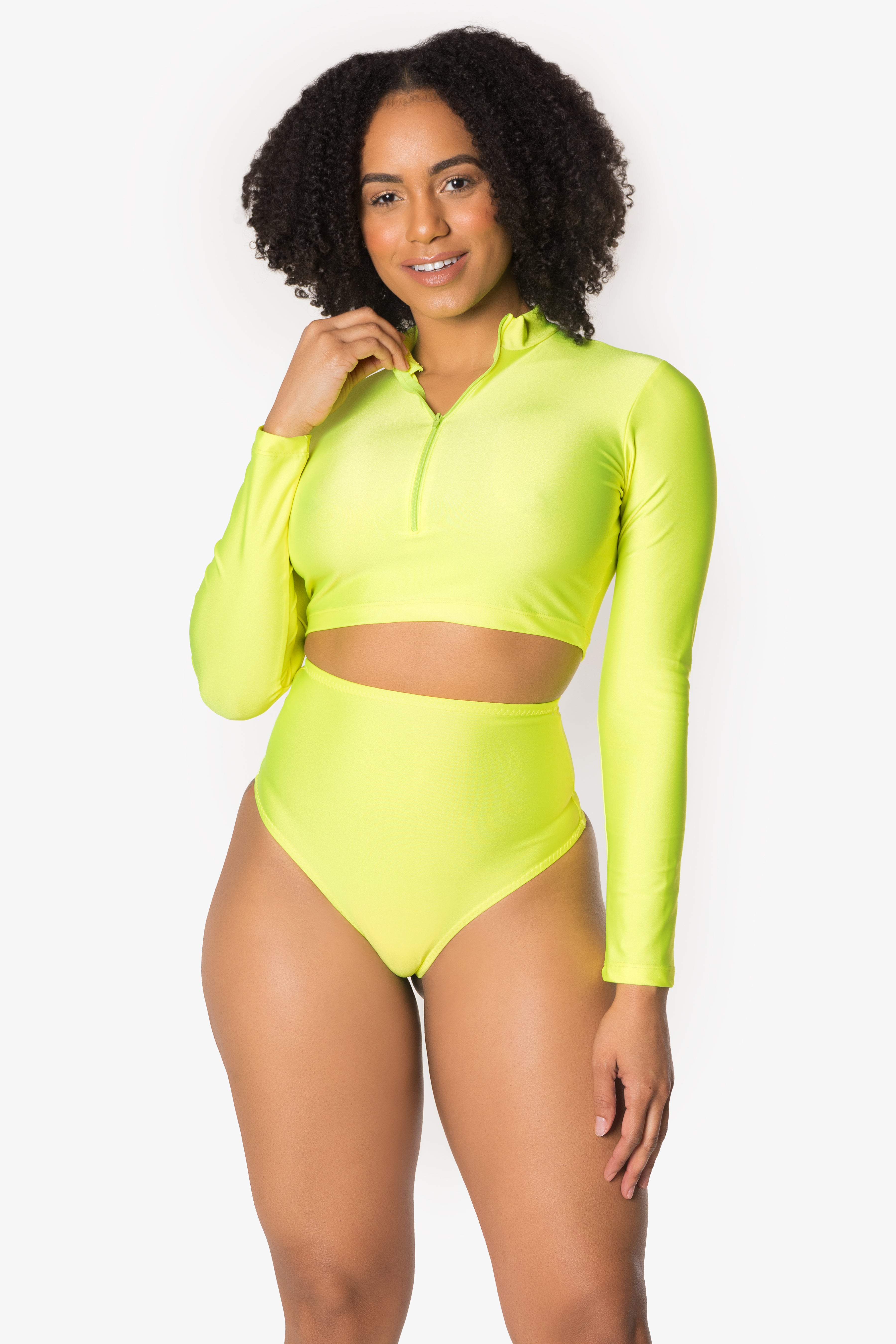 Top corto con cremallera y mangas largas de color amarillo neón