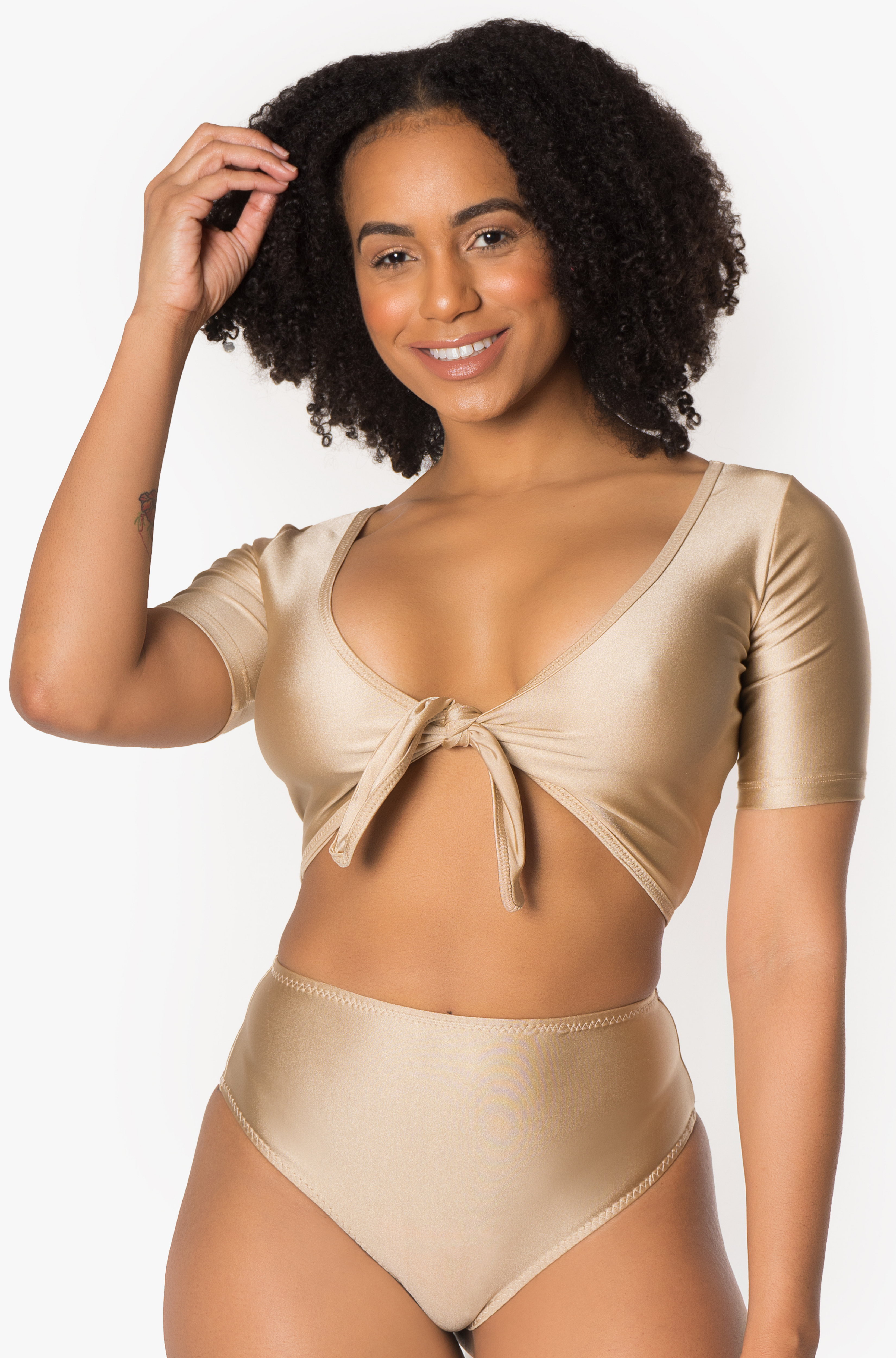 Blusa de manga corta con lazo color arena nude