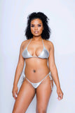 Conjunto de bikini con tiras y lazos laterales plateados